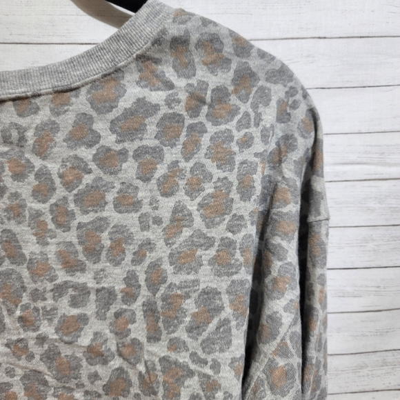 COLSIE CROPPED GRAY LEOPARD PRINT SWEATSHIRT, SZ LARGE - Picture 6 of 10